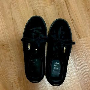 Puma velvet womens shoes Size 9 . Brand New condition!